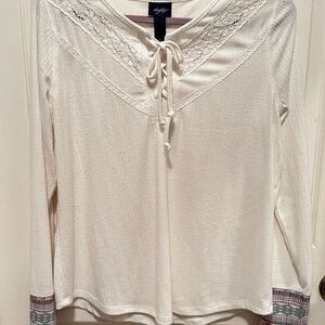 Daytrip from Buckle. Stylish White Long Sleeve Top Sz L